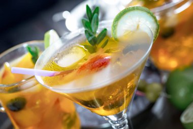 Ezilmiş buz ve narenciye ile ferahlatıcı yaz alkollü kokteyli