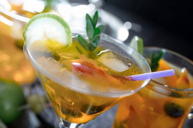 Ezilmiş buz ve narenciye ile ferahlatıcı yaz alkollü kokteyli