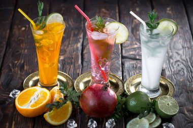 Ezilmiş buz ve narenciye ile ferahlatıcı yaz alkollü kokteyli