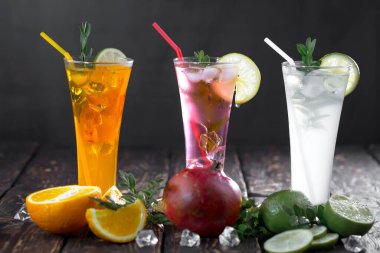 Ezilmiş buz ve narenciye ile ferahlatıcı yaz alkollü kokteyli