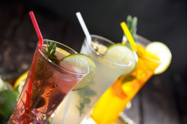 Eski bir arka planda meyveli bardakta kokteyl..