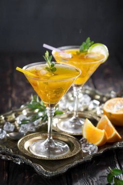 Eski bir arka planda meyveli bardakta kokteyl..