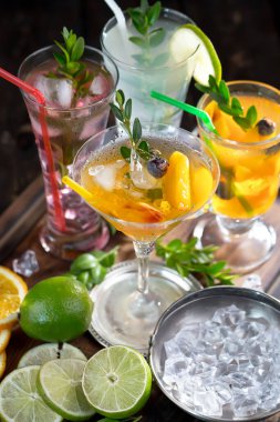 Eski bir arka planda meyveli bardakta kokteyl..