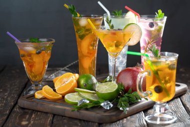 Eski bir arka planda meyveli bardakta kokteyl..