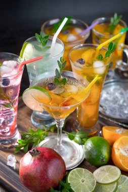 Eski bir arka planda meyveli bardakta kokteyl..