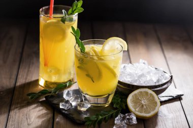 Eski bir arka planda meyveli bardakta kokteyl..