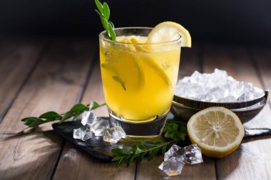 Eski bir arka planda meyveli bardakta kokteyl..