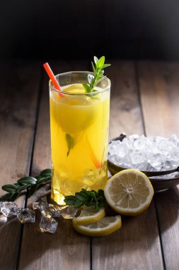 Eski bir arka planda meyveli bardakta kokteyl..