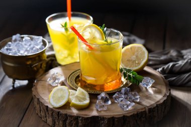 Eski bir arka planda meyveli bardakta kokteyl..