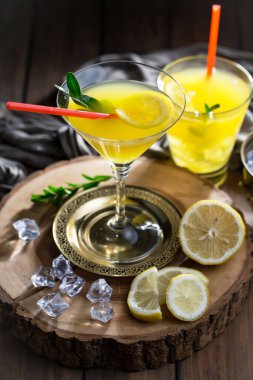 Eski bir arka planda meyveli bardakta kokteyl..