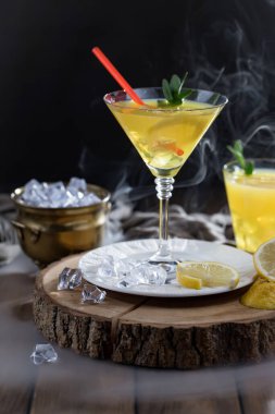 Eski bir arka planda meyveli bardakta kokteyl..