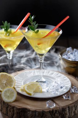 Eski bir arka planda meyveli bardakta kokteyl..