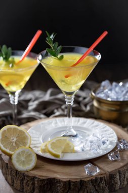 Eski bir arka planda meyveli bardakta kokteyl..