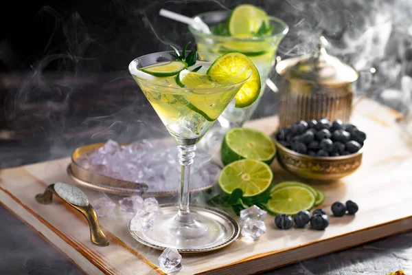 Ezilmiş buz ve narenciye ile ferahlatıcı yaz alkollü kokteyli