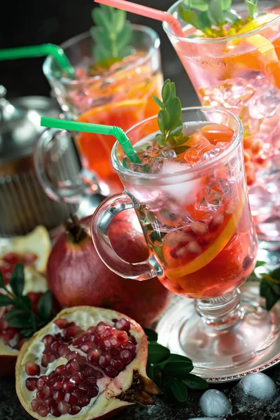 Coquetel Alcoólico Refrescante Verão Com Gelo Picado Frutas Cítricas — Fotografia de Stock