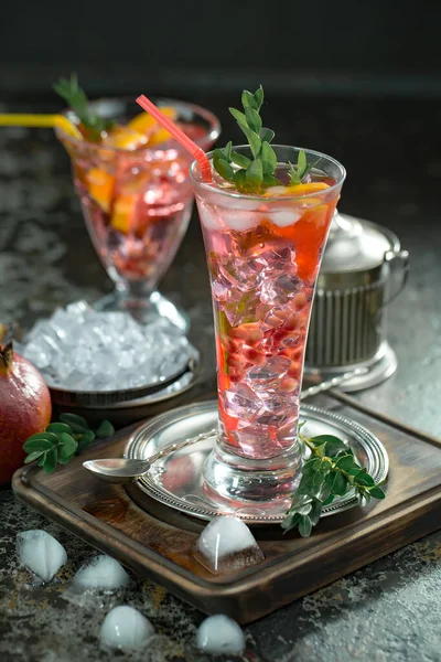 Uppfriskande Sommaralkoholhaltig Cocktail Med Krossad Och Citrusfrukter — Stockfoto