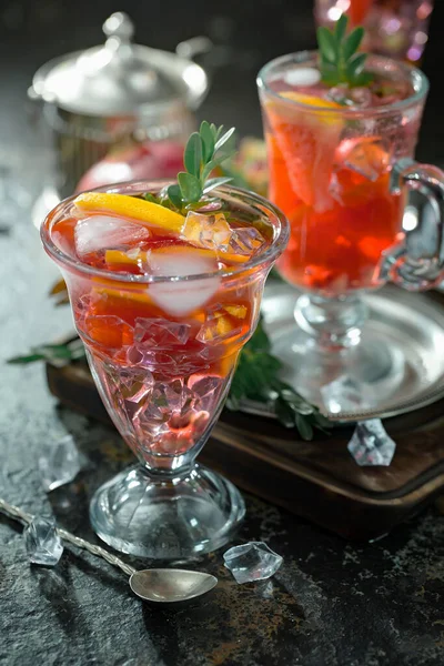 Coquetel Alcoólico Refrescante Verão Com Gelo Picado Frutas Cítricas — Fotografia de Stock