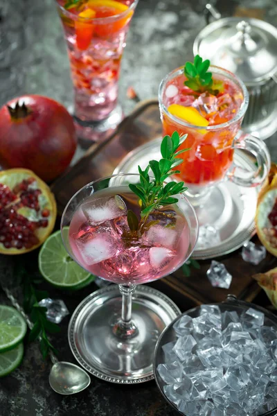 Coquetel Alcoólico Refrescante Verão Com Gelo Picado Frutas Cítricas — Fotografia de Stock