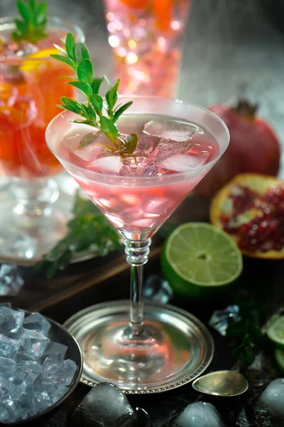 Coquetel Alcoólico Refrescante Verão Com Gelo Picado Frutas Cítricas — Fotografia de Stock