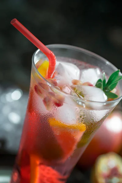 Uppfriskande Sommaralkoholhaltig Cocktail Med Krossad Och Citrusfrukter — Stockfoto