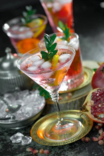 Coquetel Alcoólico Refrescante Verão Com Gelo Picado Frutas Cítricas — Fotografia de Stock