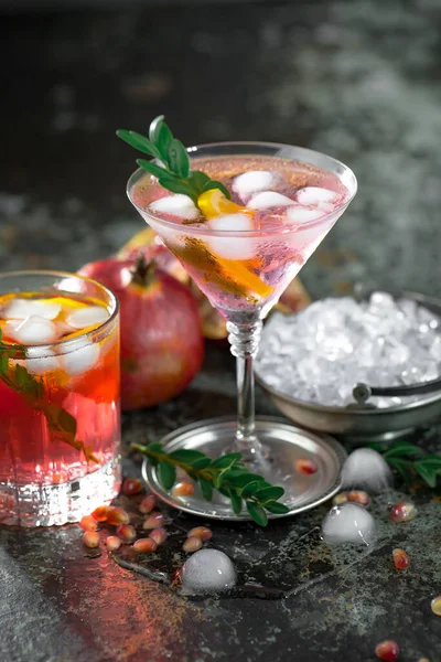 Coquetel Alcoólico Refrescante Verão Com Gelo Picado Frutas Cítricas — Fotografia de Stock