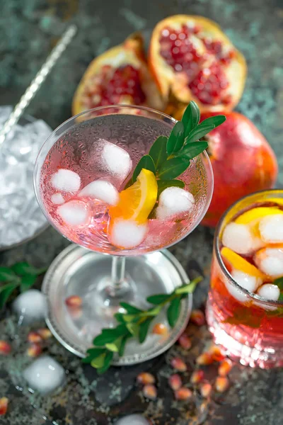 Coquetel Alcoólico Refrescante Verão Com Gelo Picado Frutas Cítricas — Fotografia de Stock