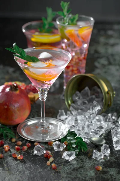 Coquetel Alcoólico Refrescante Verão Com Gelo Picado Frutas Cítricas — Fotografia de Stock