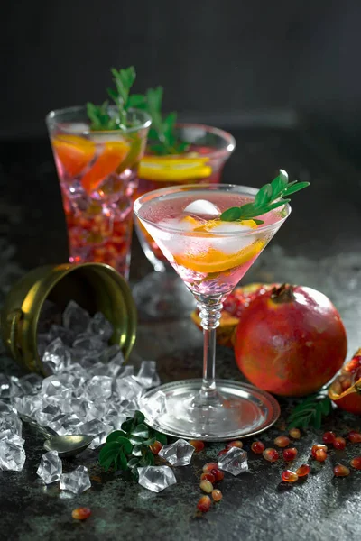 Erfrischender Alkoholischer Sommercocktail Mit Crushed Ice Und Zitrusfrüchten — Stockfoto