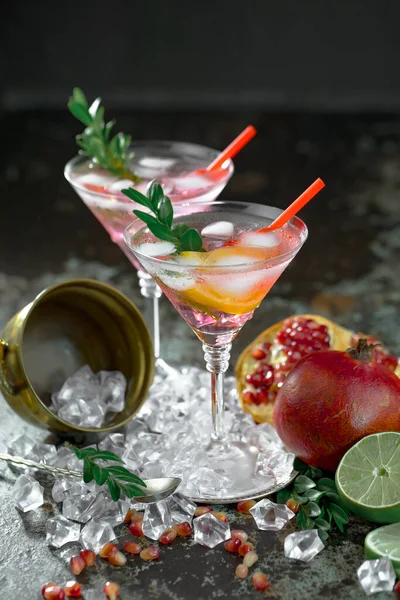 Coquetel Alcoólico Refrescante Verão Com Gelo Picado Frutas Cítricas — Fotografia de Stock