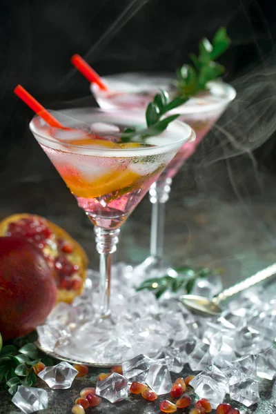 Coquetel Alcoólico Refrescante Verão Com Gelo Picado Frutas Cítricas — Fotografia de Stock