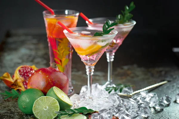 Coquetel Alcoólico Refrescante Verão Com Gelo Picado Frutas Cítricas — Fotografia de Stock