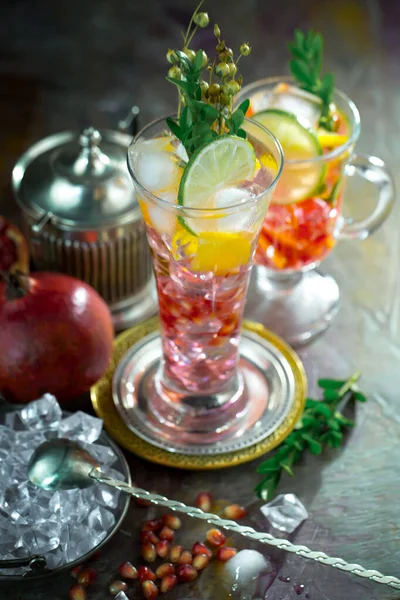 Coquetel Alcoólico Refrescante Verão Com Gelo Picado Frutas Cítricas — Fotografia de Stock