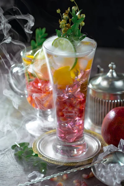 Coquetel Alcoólico Refrescante Verão Com Gelo Picado Frutas Cítricas — Fotografia de Stock