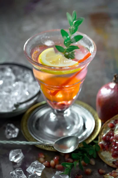 Coquetel Alcoólico Refrescante Verão Com Gelo Picado Frutas Cítricas — Fotografia de Stock