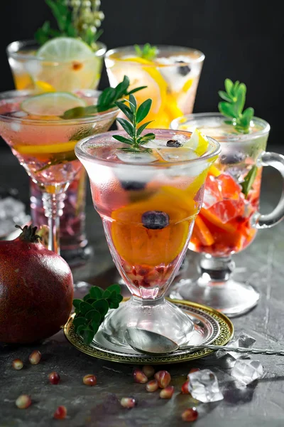 Uppfriskande Sommaralkoholhaltig Cocktail Med Krossad Och Citrusfrukter — Stockfoto