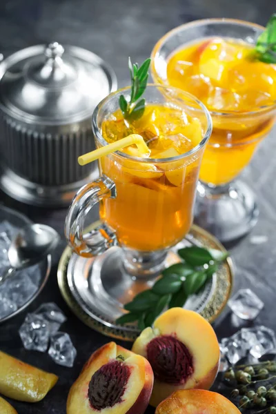 Coquetel Alcoólico Refrescante Verão Com Gelo Picado Frutas Cítricas — Fotografia de Stock