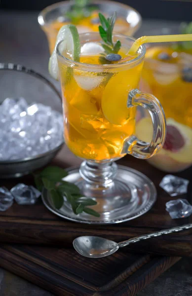 Coquetel Alcoólico Refrescante Verão Com Gelo Picado Frutas Cítricas — Fotografia de Stock