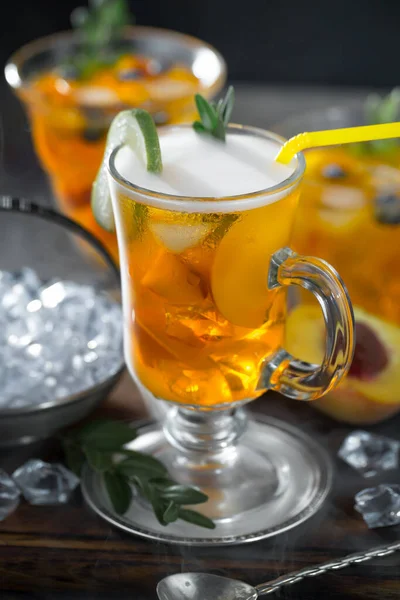 Coquetel Alcoólico Refrescante Verão Com Gelo Picado Frutas Cítricas — Fotografia de Stock