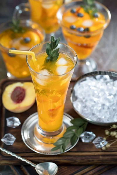 Coquetel Alcoólico Refrescante Verão Com Gelo Picado Frutas Cítricas — Fotografia de Stock