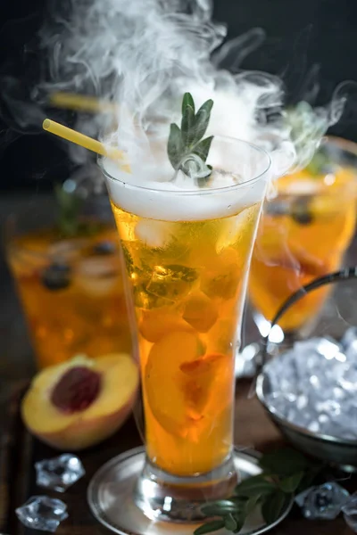 Coquetel Alcoólico Refrescante Verão Com Gelo Picado Frutas Cítricas — Fotografia de Stock