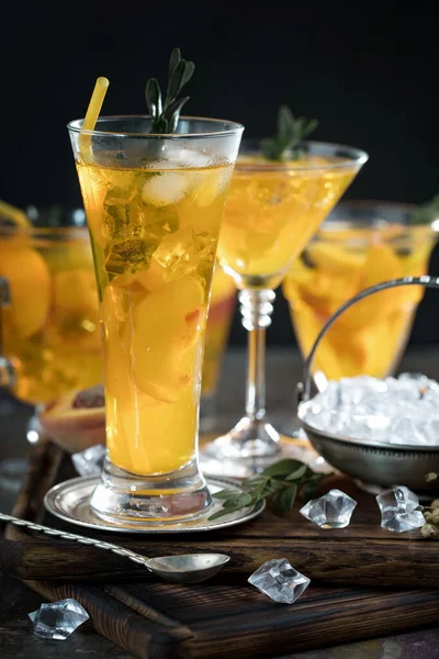 Coquetel Alcoólico Refrescante Verão Com Gelo Picado Frutas Cítricas — Fotografia de Stock