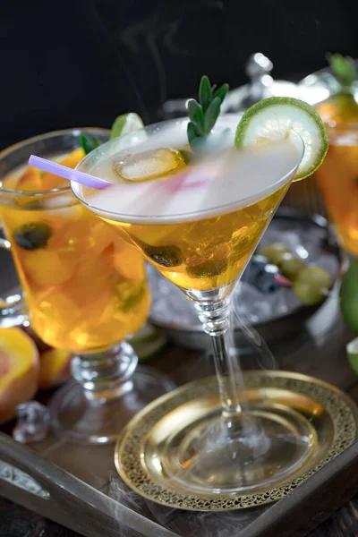Uppfriskande Sommaralkoholhaltig Cocktail Med Krossad Och Citrusfrukter — Stockfoto