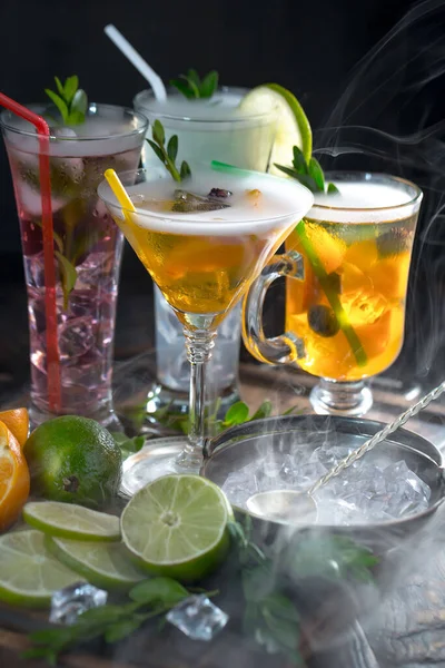Cocktail Ett Glas Med Frukt Gammal Bakgrund — Stockfoto