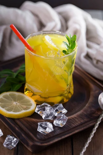 Cocktail Glas Mit Früchten Auf Altem Hintergrund — Stockfoto