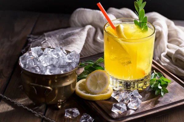 Cocktail Glas Mit Früchten Auf Altem Hintergrund — Stockfoto