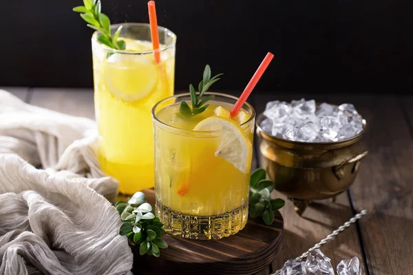 Cocktail Glas Mit Früchten Auf Altem Hintergrund — Stockfoto