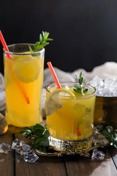 Cocktail Glas Mit Früchten Auf Altem Hintergrund — Stockfoto