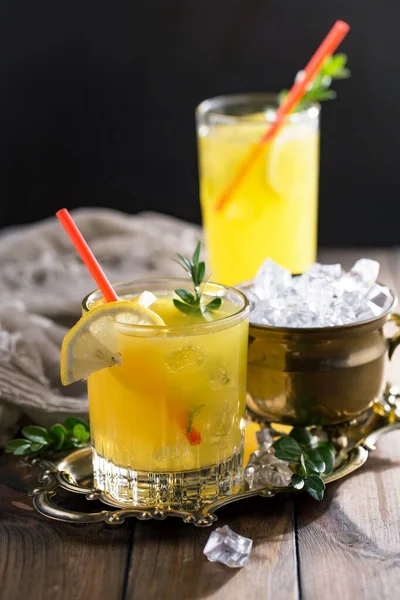 Cocktail Glas Mit Früchten Auf Altem Hintergrund — Stockfoto