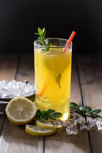 Cocktail Glas Mit Früchten Auf Altem Hintergrund — Stockfoto